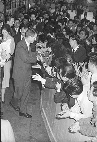 Реколта снимка на Робърт Франсис Боби Кенеди, топлина приветствующего на своите привърженици.
