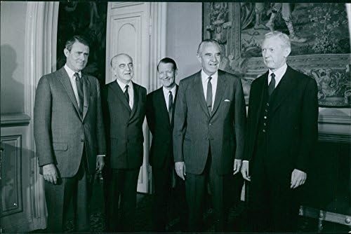 Реколта фотография на американската политика-демократ, бизнесмен и дипломат Уилям Аверелла Гарримана, застанал с други мъже. 1968
