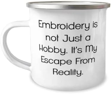 Бродерия - това не е просто Хоби. Това е моето Бягство От Реалността. Туристическа Чаша на 12 унции, Бродерия, Полезни Подаръци За Бродиране
