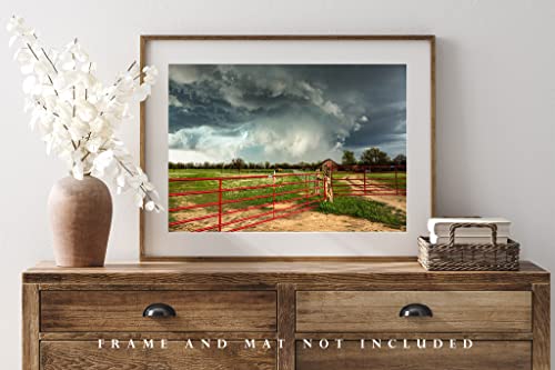 Снимка на буря, Принт (без рамка), Изображението на гръмотевична буря над фермите с Червени порти в един дъждовен пролетен ден,