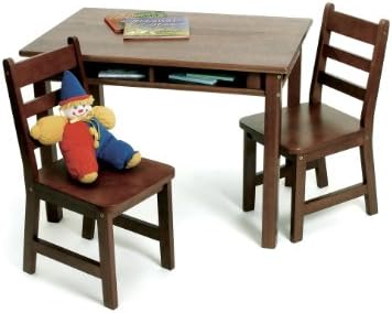 Детска правоъгълна масичка Lipper International с рафтове и 2 стола, Декорация от орехово дърво