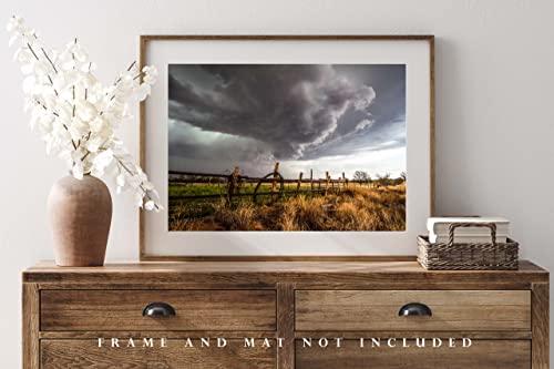 Снимка буря Печат (без рамка) Изображение на гръмотевична буря, задаващата се в оградата от бодлива тел в един пролетен ден на ферма