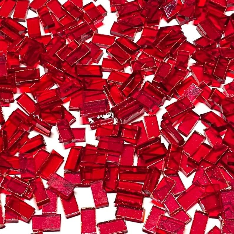 Малки прозрачни бордюри мозайка от плочки от червена витражного стъкло.