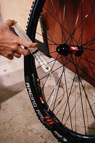 Инжектор-Спринцовка за бескамерного мерки и теглилки KOM Cycling и инструмент за премахване на ядро клапан Presta от Designed for Stans