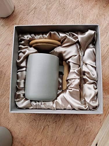 Подаръчен Комплект Керамични Чаши за Кафе, Чай с Дървена дръжка, Капак и Метална лъжица - Прост и стилен дизайн